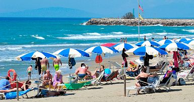 Beach managers in Italy brace as EU rules threaten their business – Euronews