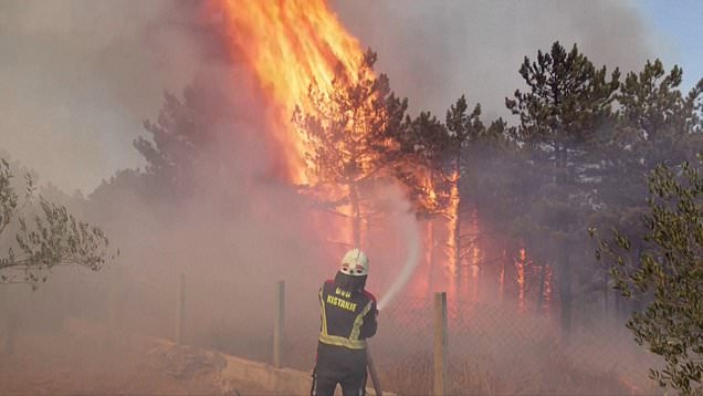 Travel warnings for UK holidaymakers as deadly wildfires grip Greece and Spain – Metro.co.uk